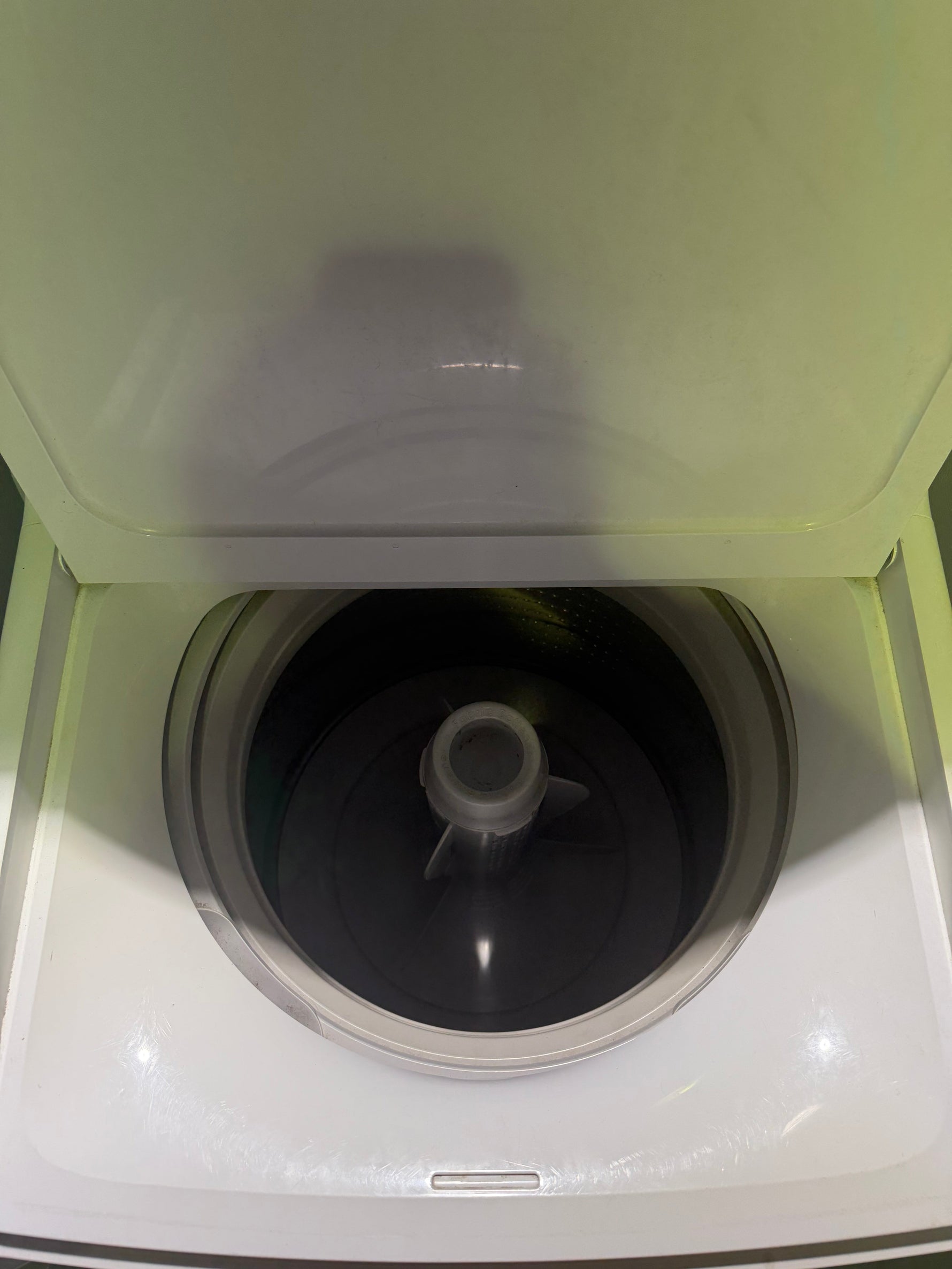 Factory second Hisense 424L Top Mount Fridge & Refurbished Fisher & Paykel 8.5kg Top Load Washing Machine Combo – HRTF424 + WA8560G1 | BRISBANE