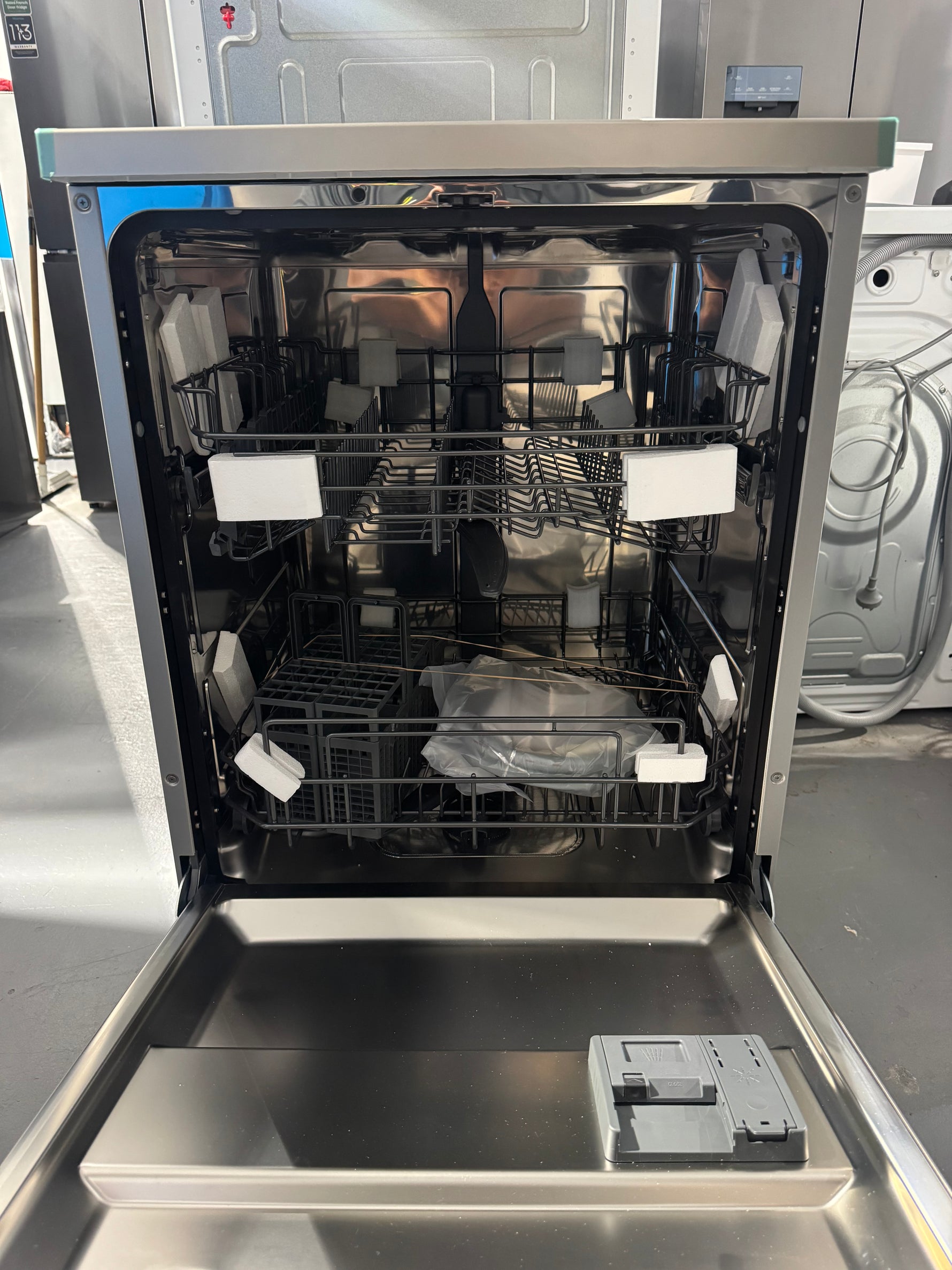 Carton Damage Haier 15 place setting Dishwasher