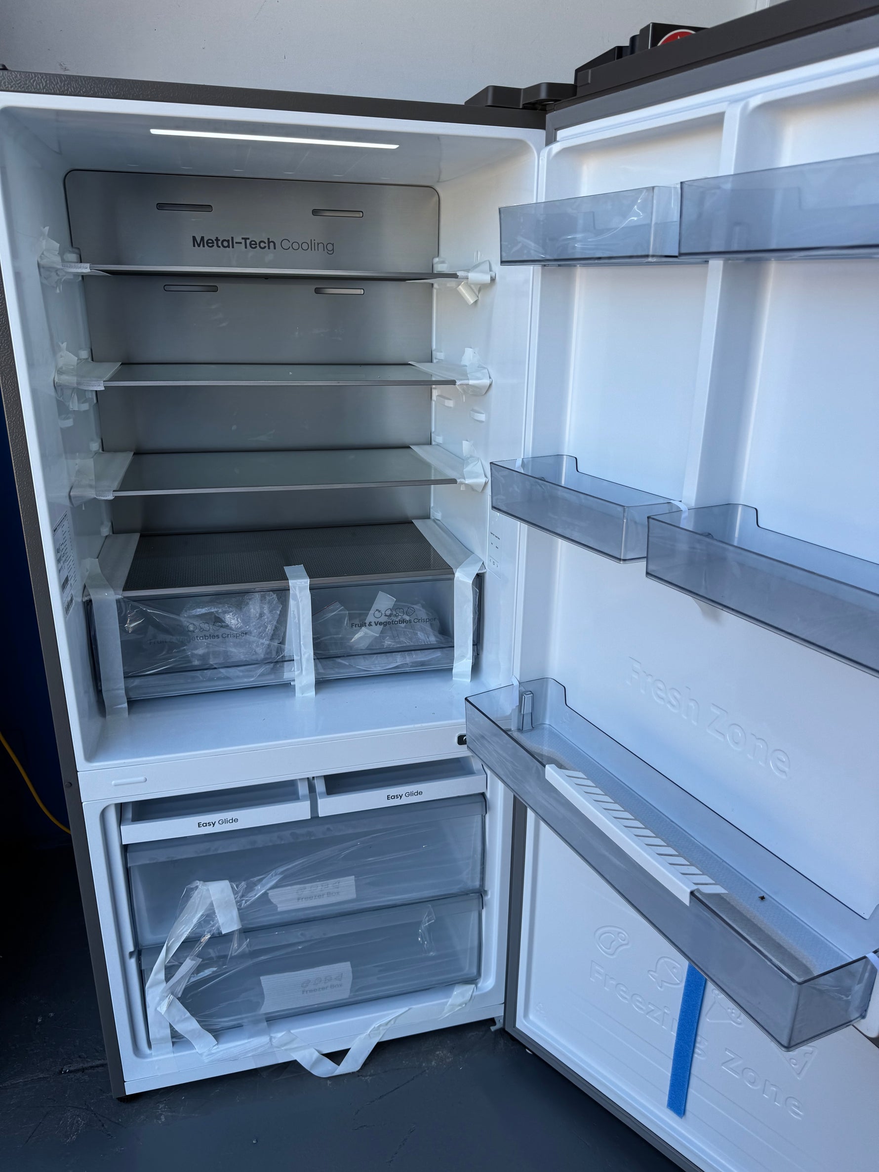 Near new condition Hisense 503 Litres fridge freezer