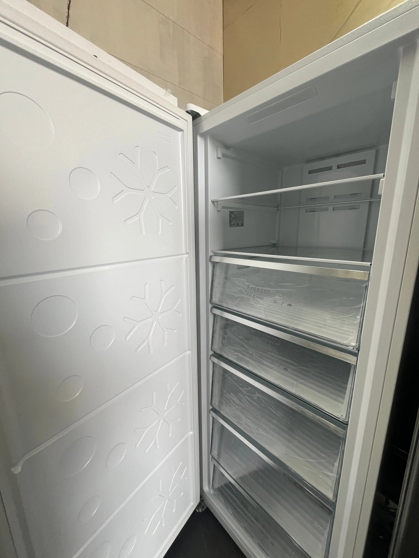 Brand new CHiQ CSH380NWR2 380L Frost Free Inverter System Hybrid Fridge + Freezer | ADELAIDE