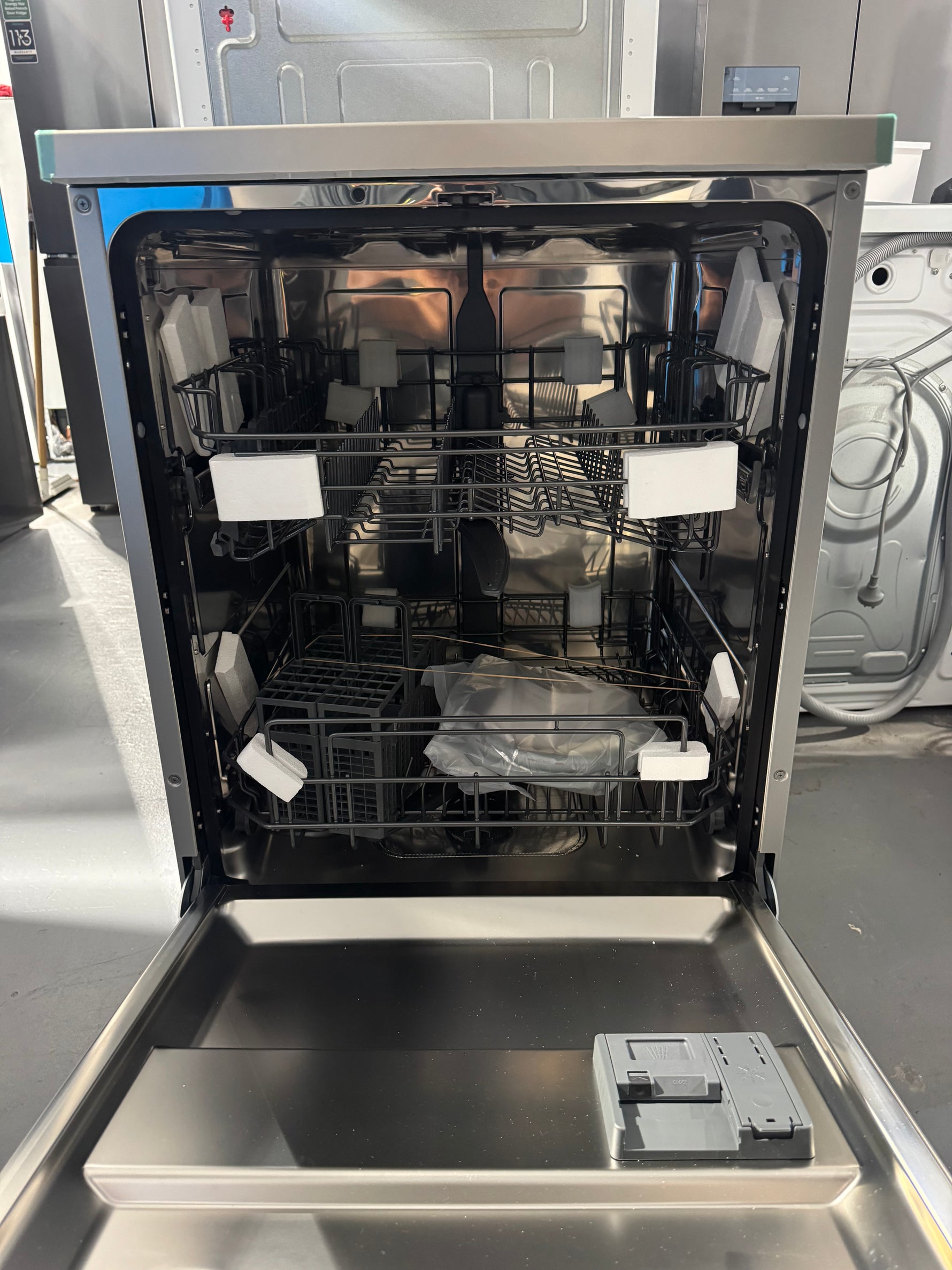 Carton Damage Haier 15 place setting Dishwasher