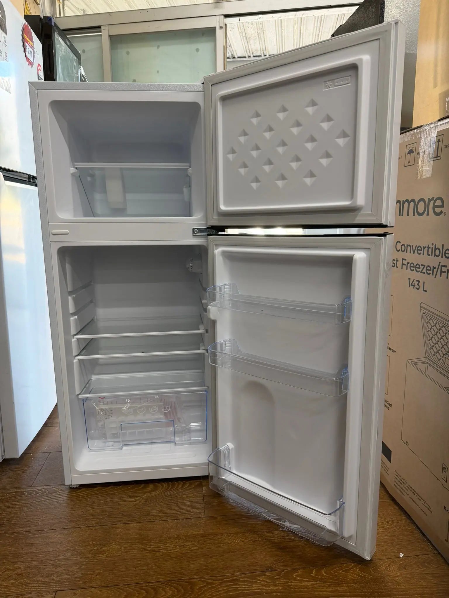CHiQ 118L Top Mount Fridge Freezer (Factory Seconds) – Compact Size | RESERVOIR