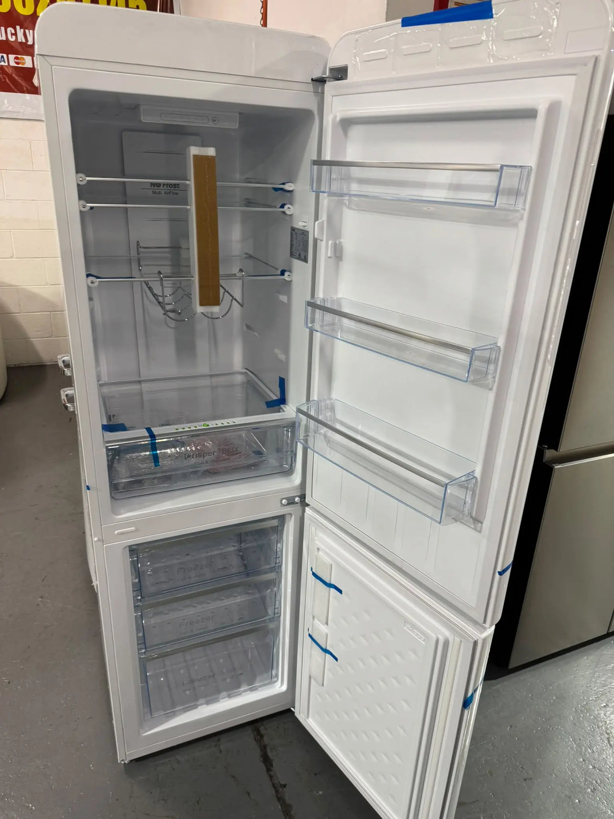 CHiQ 231L White Retro Bottom Mount Fridge – Factory Second | SYDNEY
