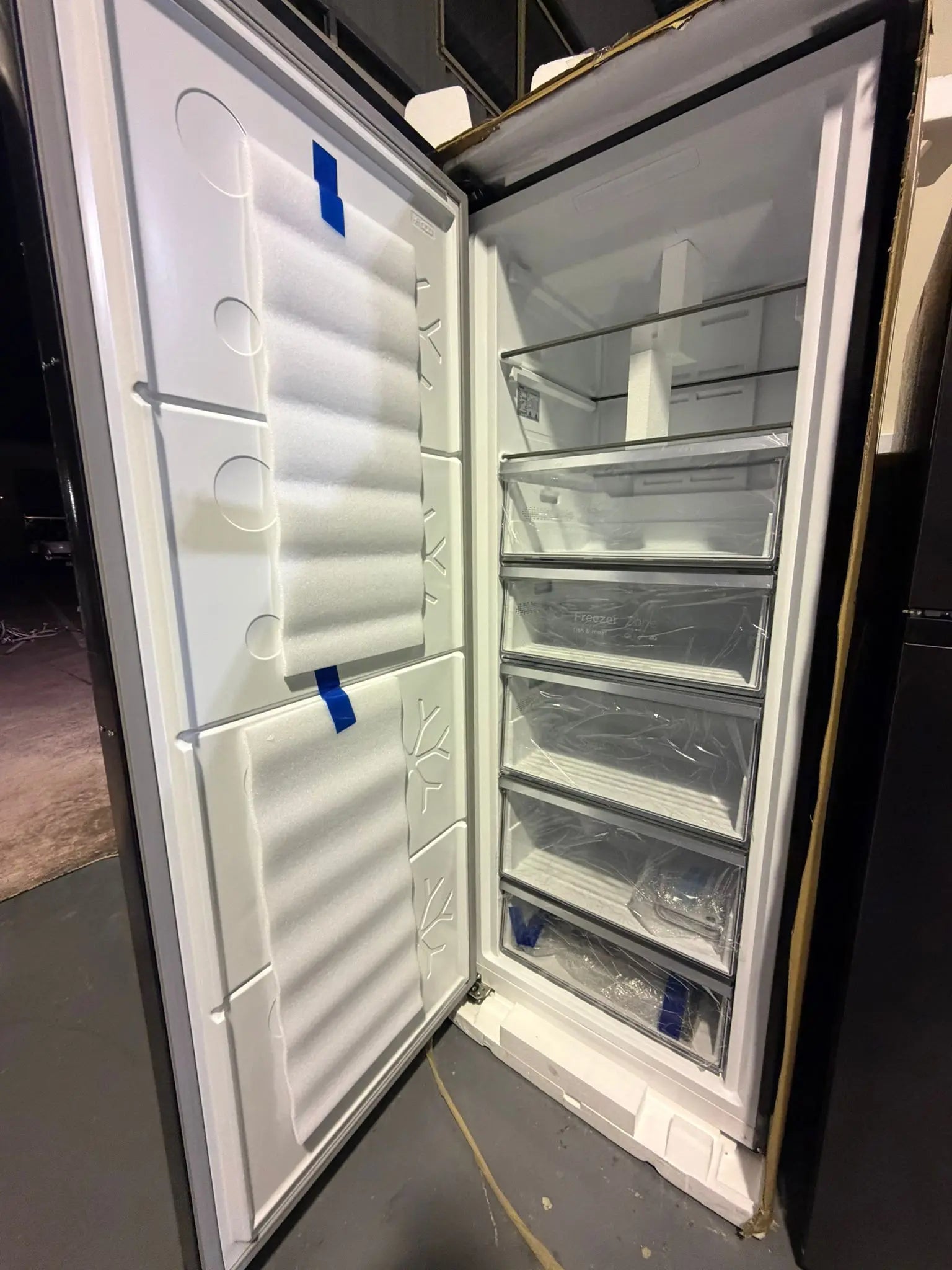 CHiQ 380L Hybrid Fridge Freezer – Brand New ( Black)