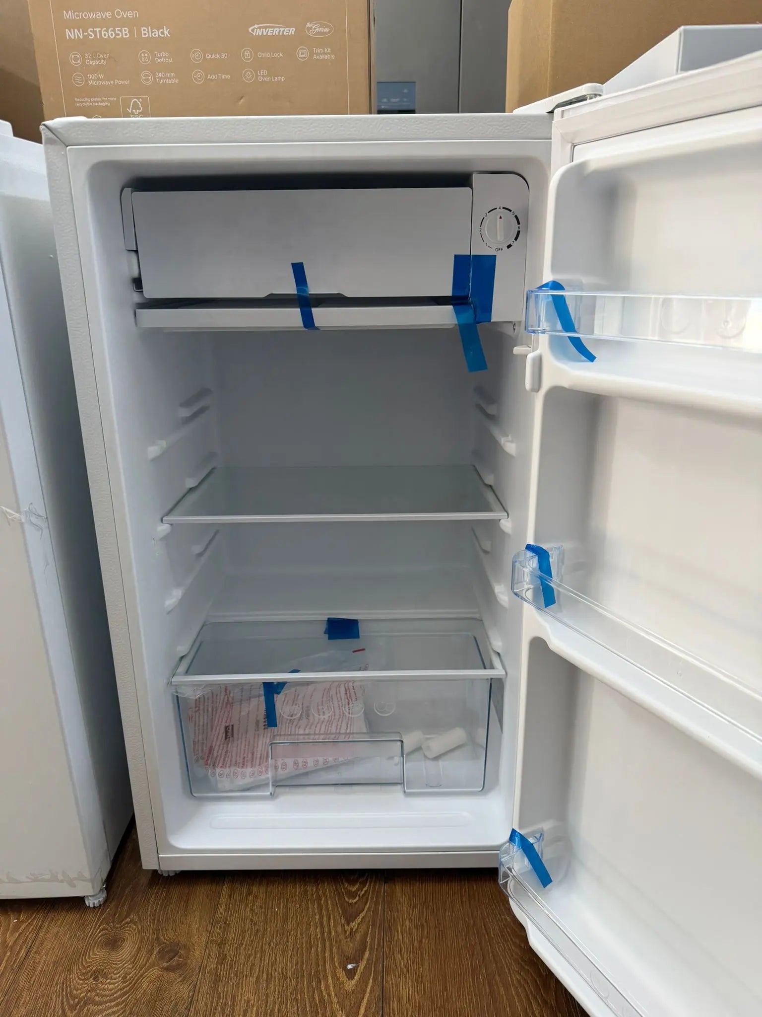 CHiQ CSR092DW 92L Bar Fridge – White (Factory Second, Compact Mini Fridge, Reversible Door) | RESERVOIR