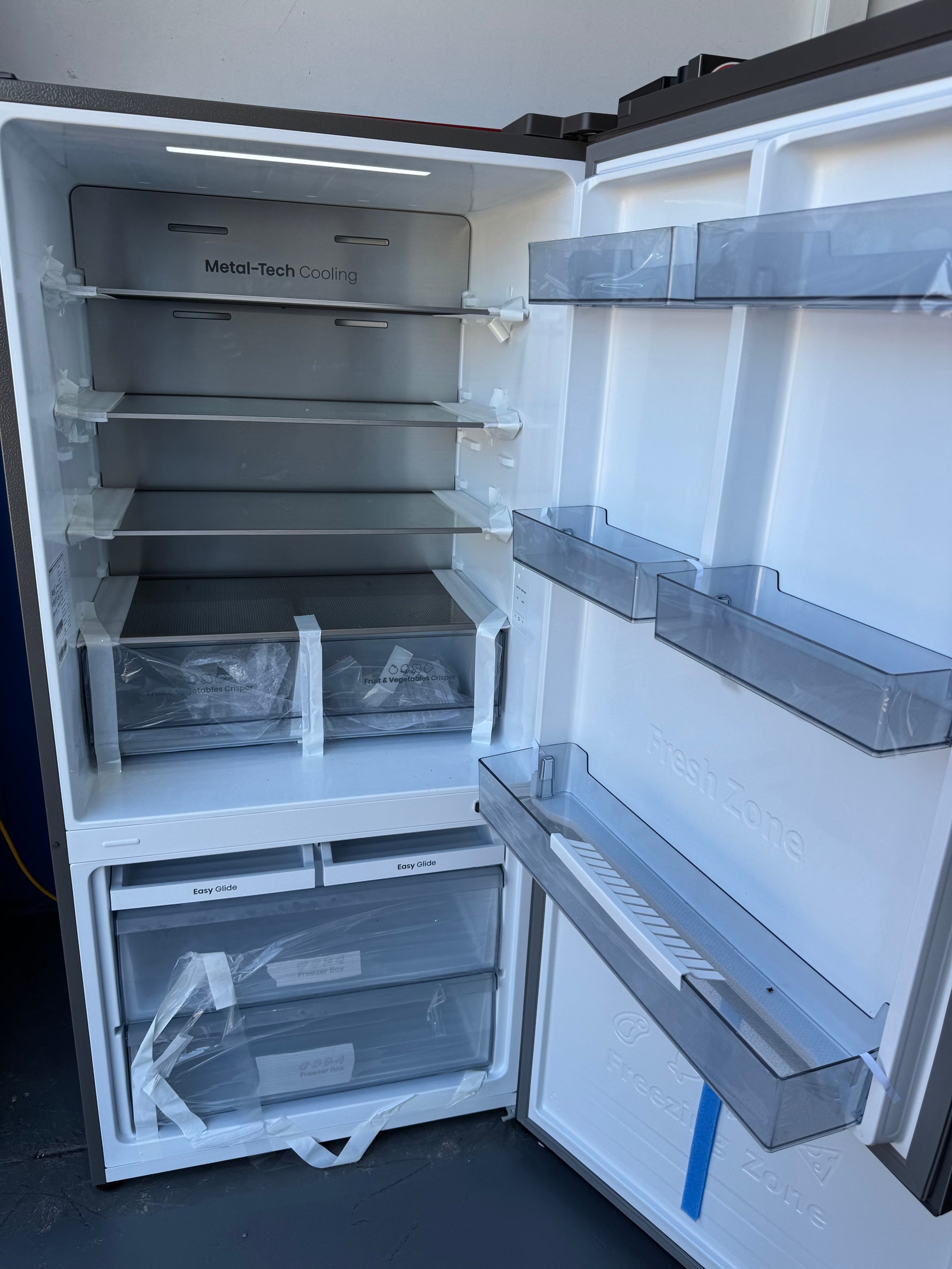 Near new condition Hisense 503 Litres fridge freezer