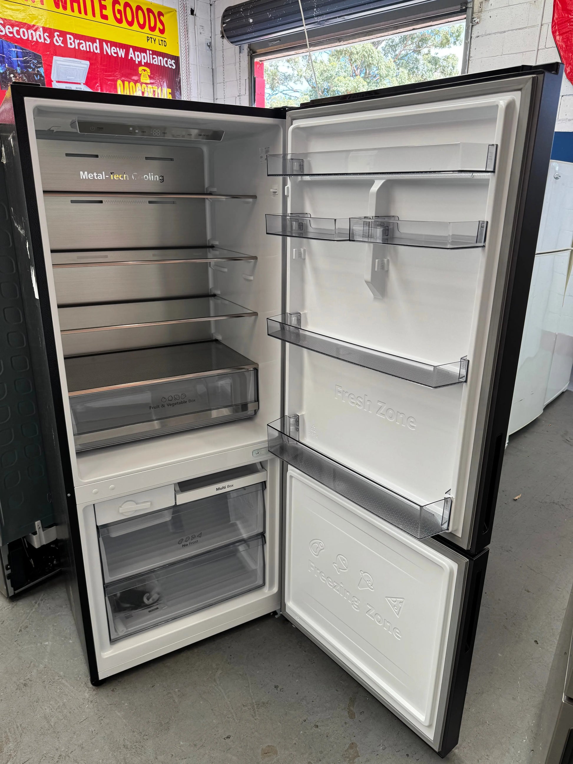 Factory Seconds Hisense 418L Fridge Freezer | SYDNEY