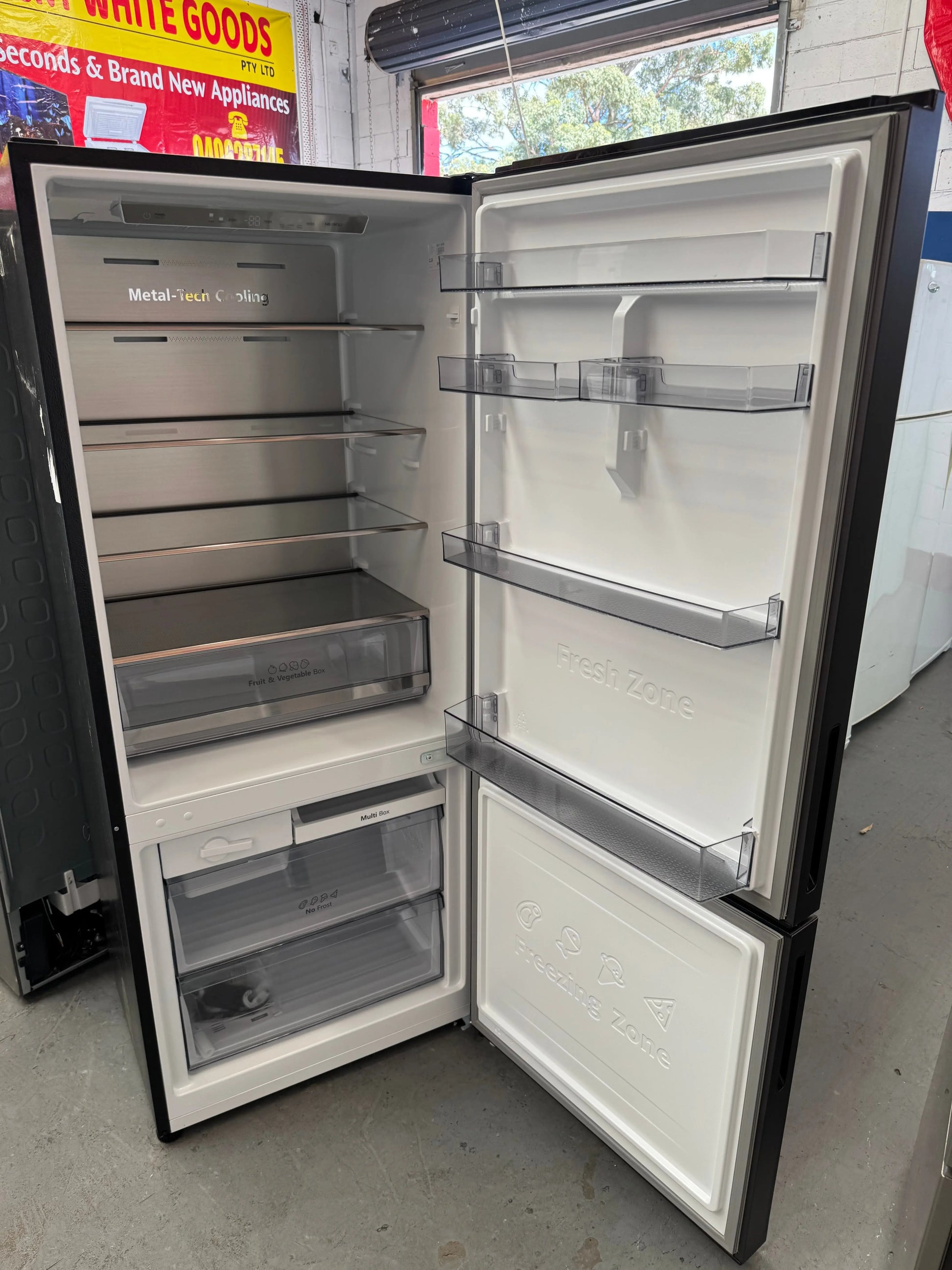 Factory Seconds Hisense 418L Fridge Freezer | SYDNEY