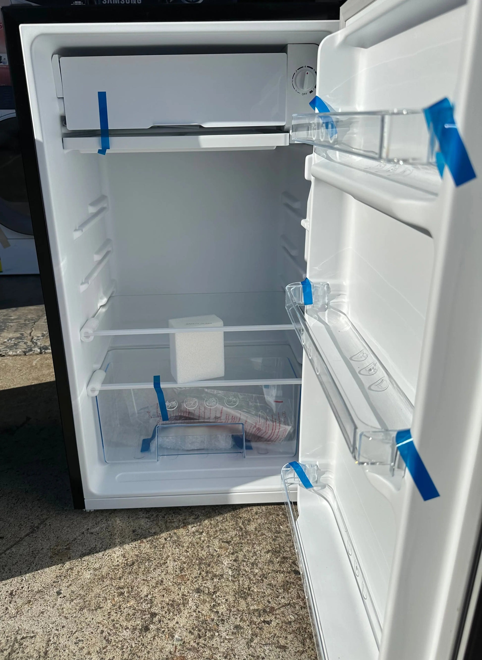 Factory second Chiq bar fridge 90L | BRISBANE