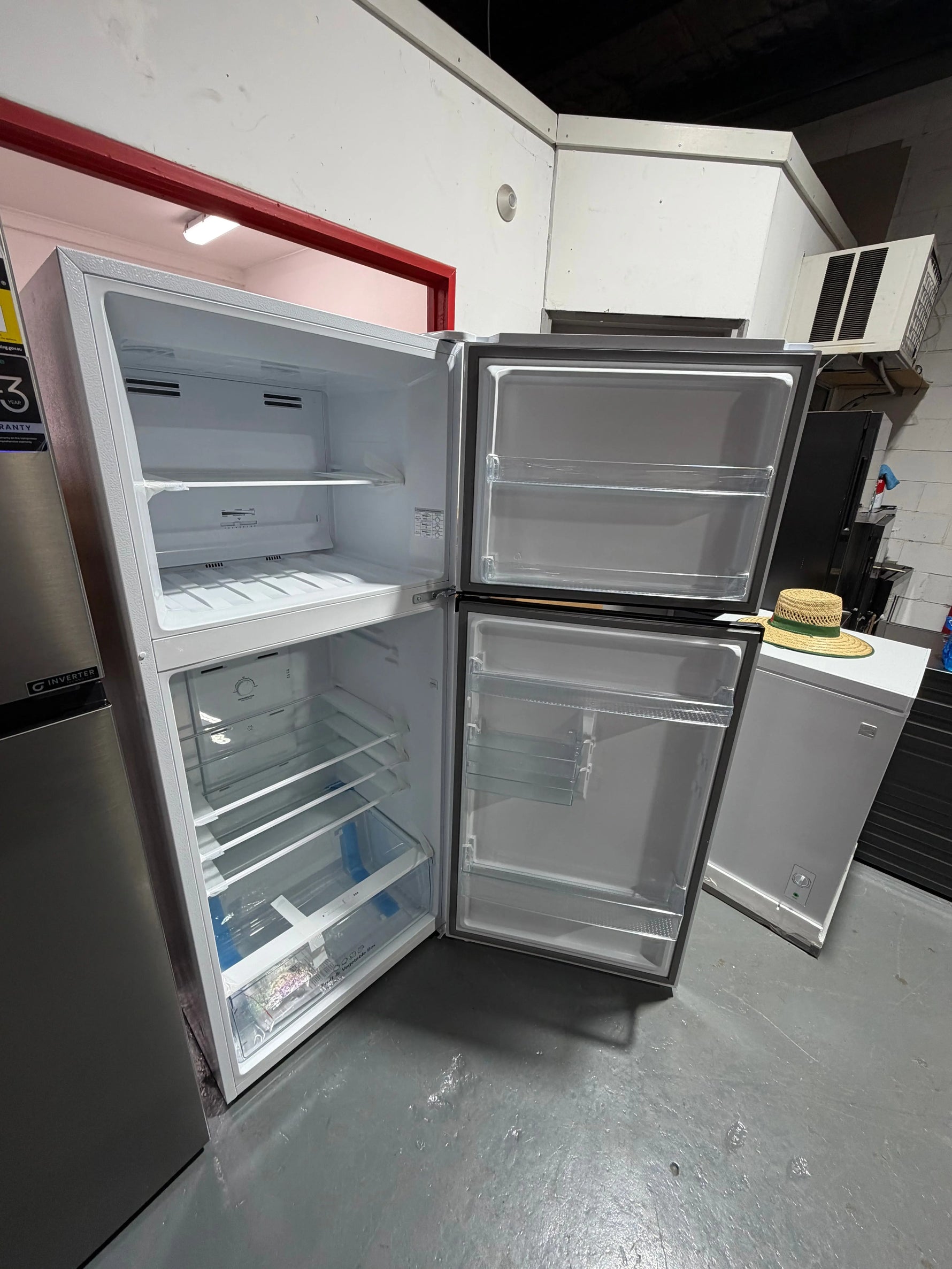 Factory second Hisense 424 ltr Top mount fridge freezer