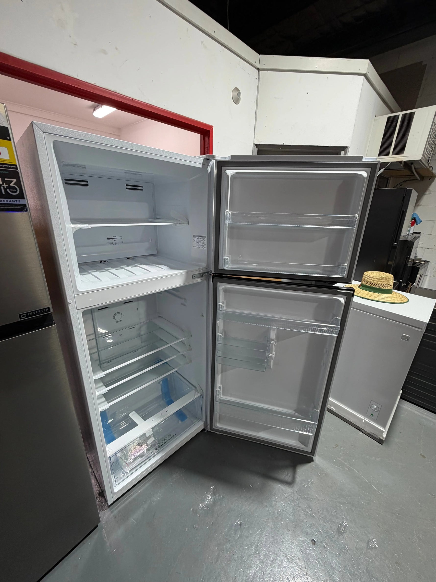 Factory second Hisense 424 ltr Top mount fridge freezer