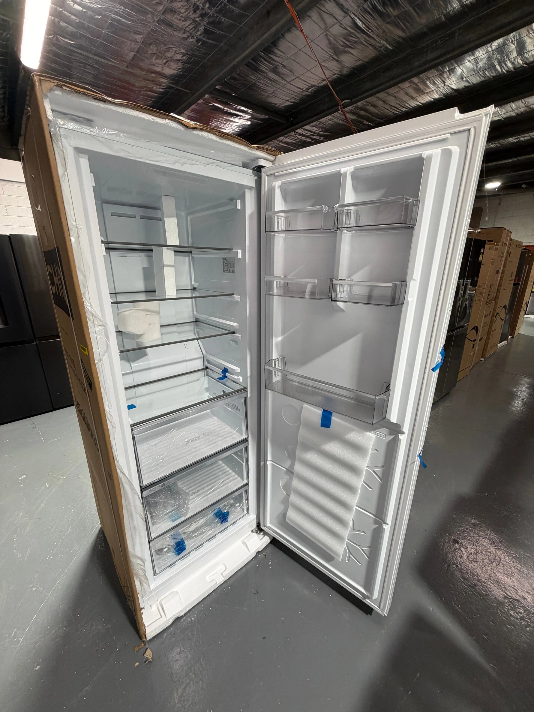 Factory seconds Chiq 380 ltr Hybrid freezer