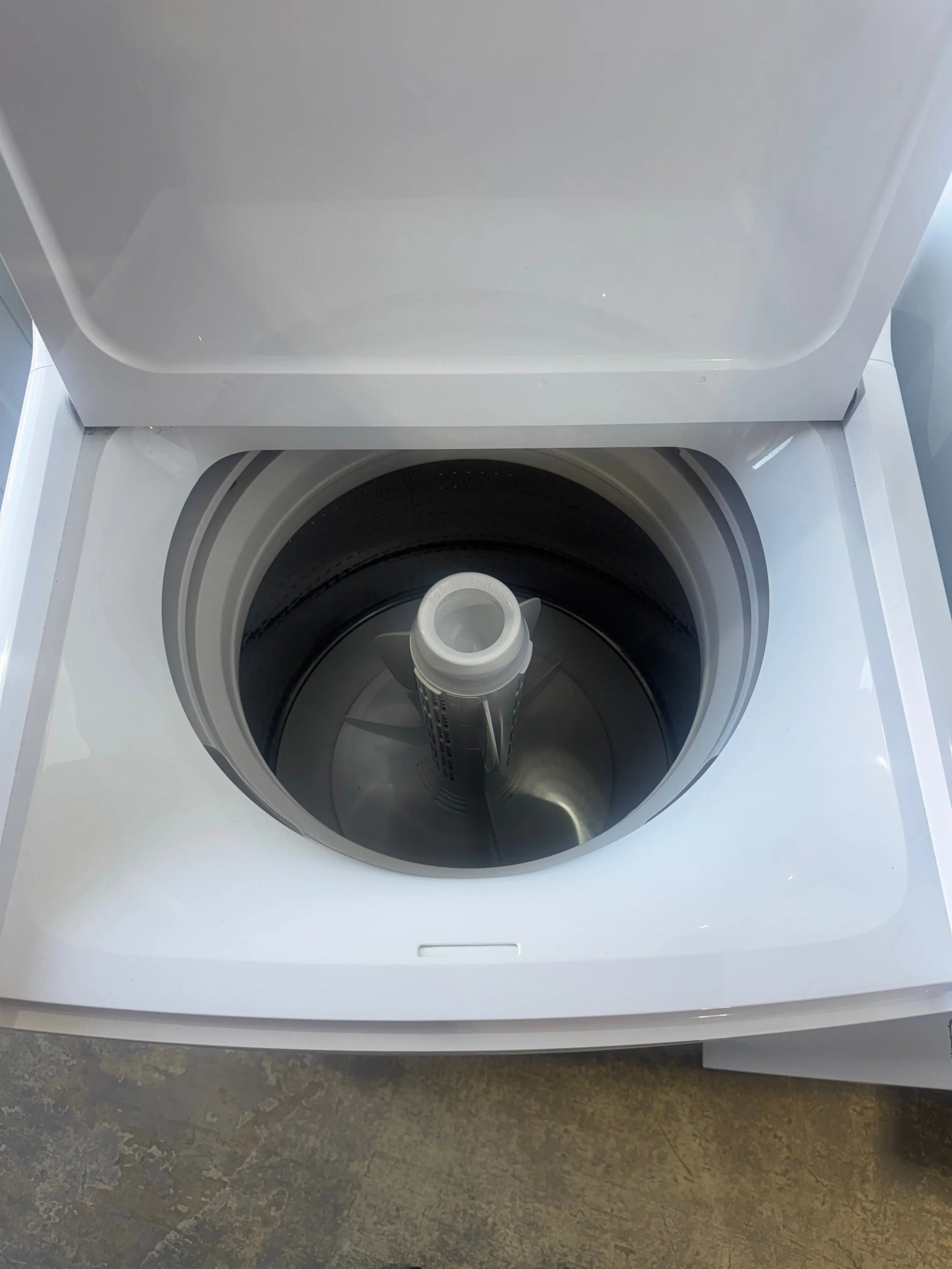 Fisher&Paykel 8kgs washing machine and Fisher&Paykel 517L fridge freezer | PERTH