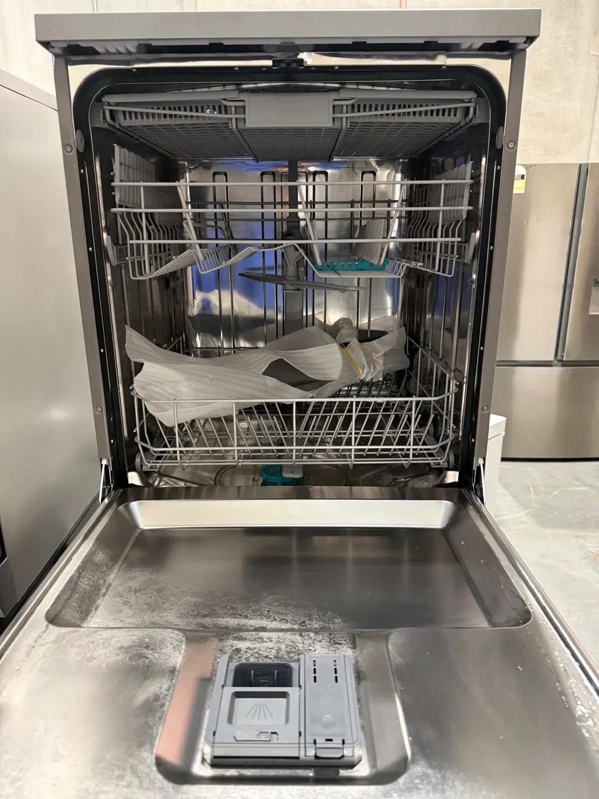 Hisense 15 Place Setting Freestanding Dishwasher – Factory Seconds