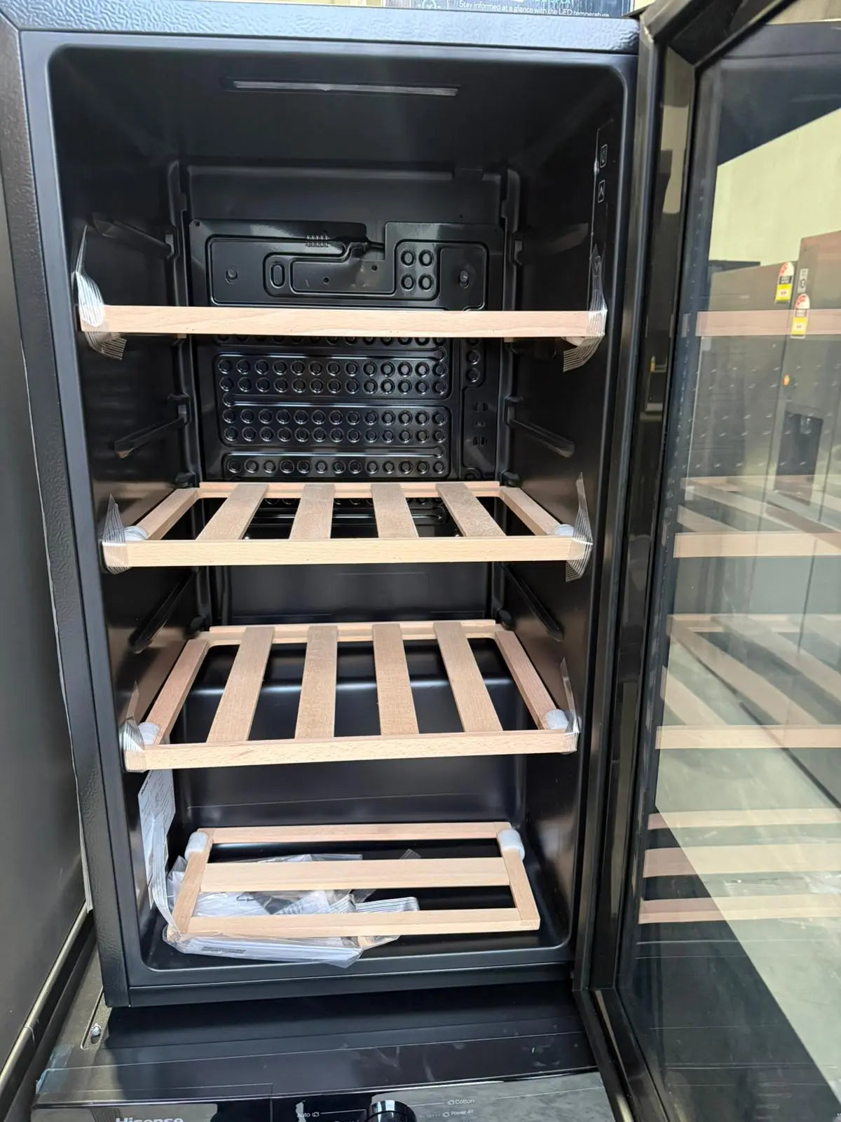 Hisense 30 Bottle Beverage Cooler with Black Mirror Finish Door – Factory Seconds