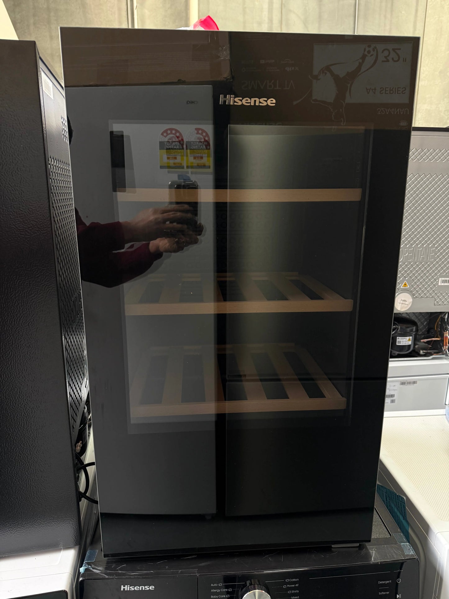 Hisense 31 Bottle Wine Cellar – Factory Seconds | Black Glass HRWC31 | MELBOURNE