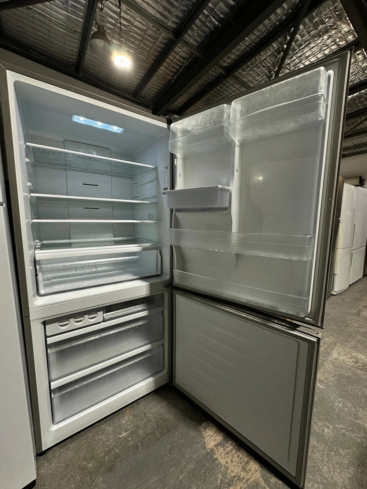 Hisense 514L Bottom Mount Fridge Freezer – Refurbished | Lucky white goods