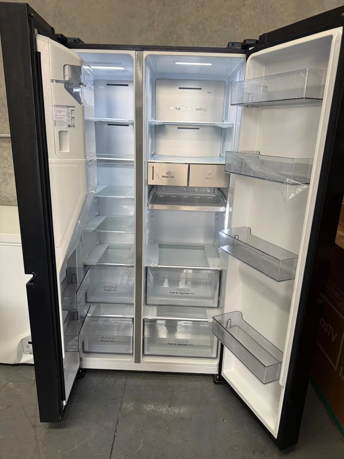 Hisense 632L PureFlat Side by Side Fridge Freezer HRSBS633BW – Factory Seconds