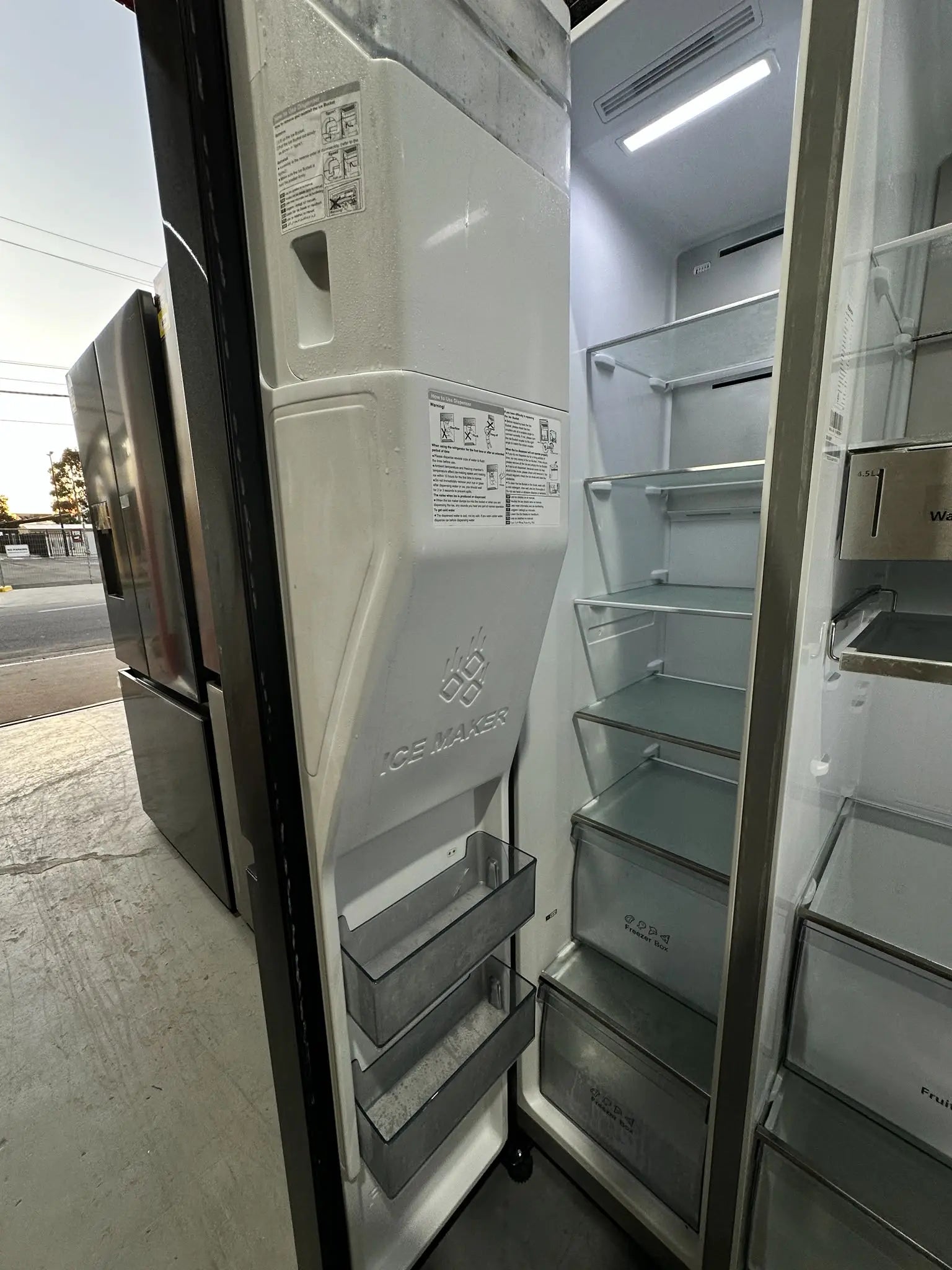 Hisense 632L Side by Side Fridge Freezer (Water Dispenser Only, No Ice Maker) – Refurbished