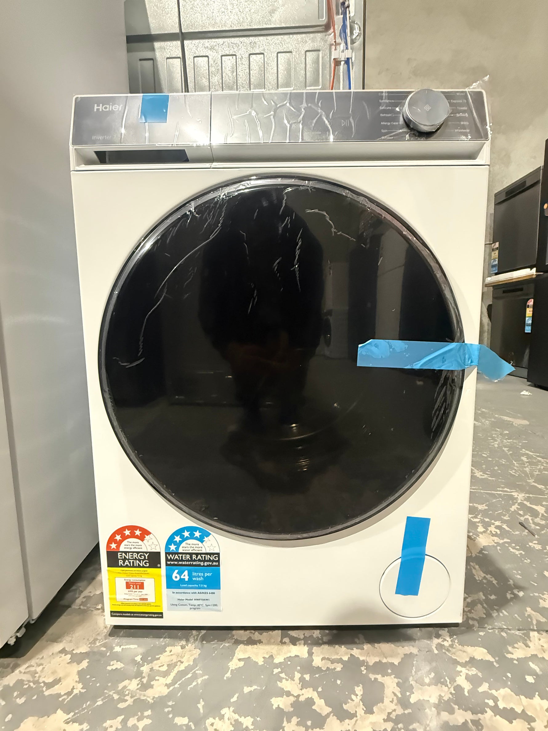 Hisense 326L Fridge Freezer + Haier 7.5kg Front Load Washer Combo – Factory Seconds | MELBOURNE