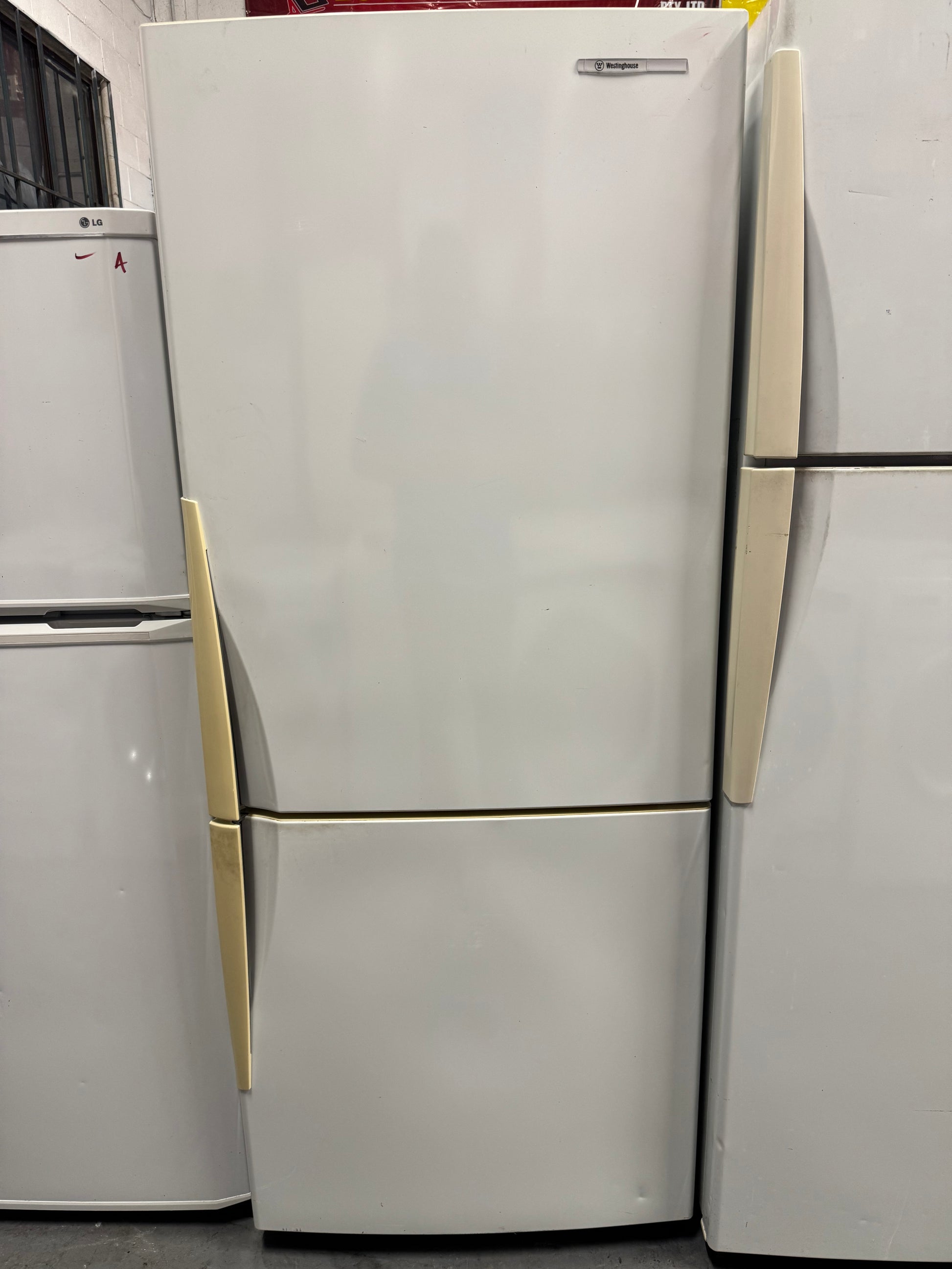 Refurbished Westinghouse fridge freezer 370 L | SYDNEY