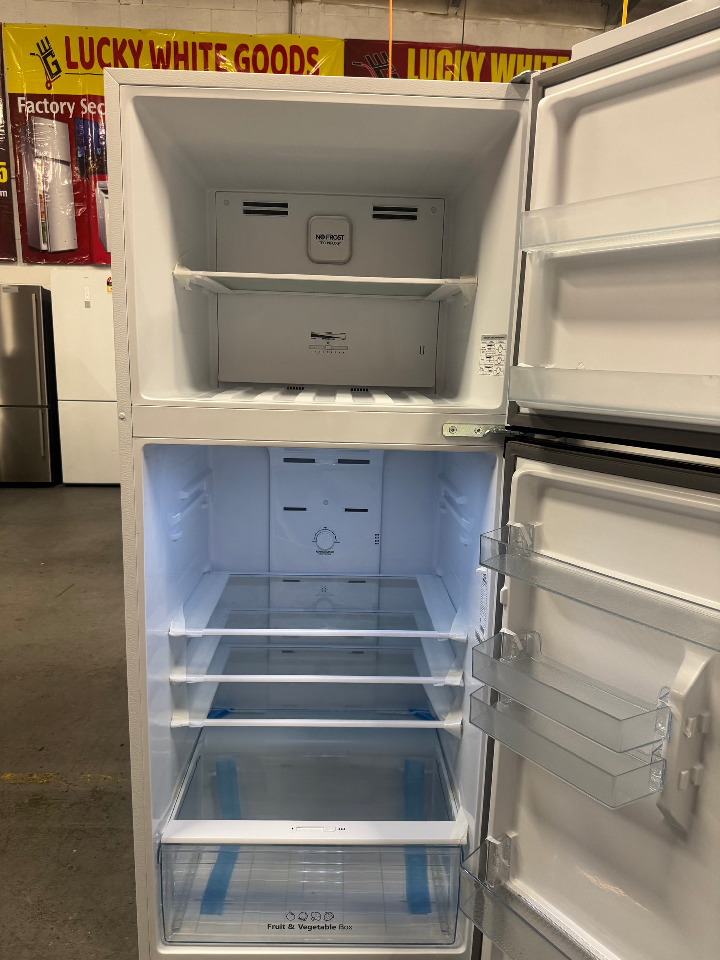 Factory seconds Hisense fridge freezer 424 L | SYDNEY