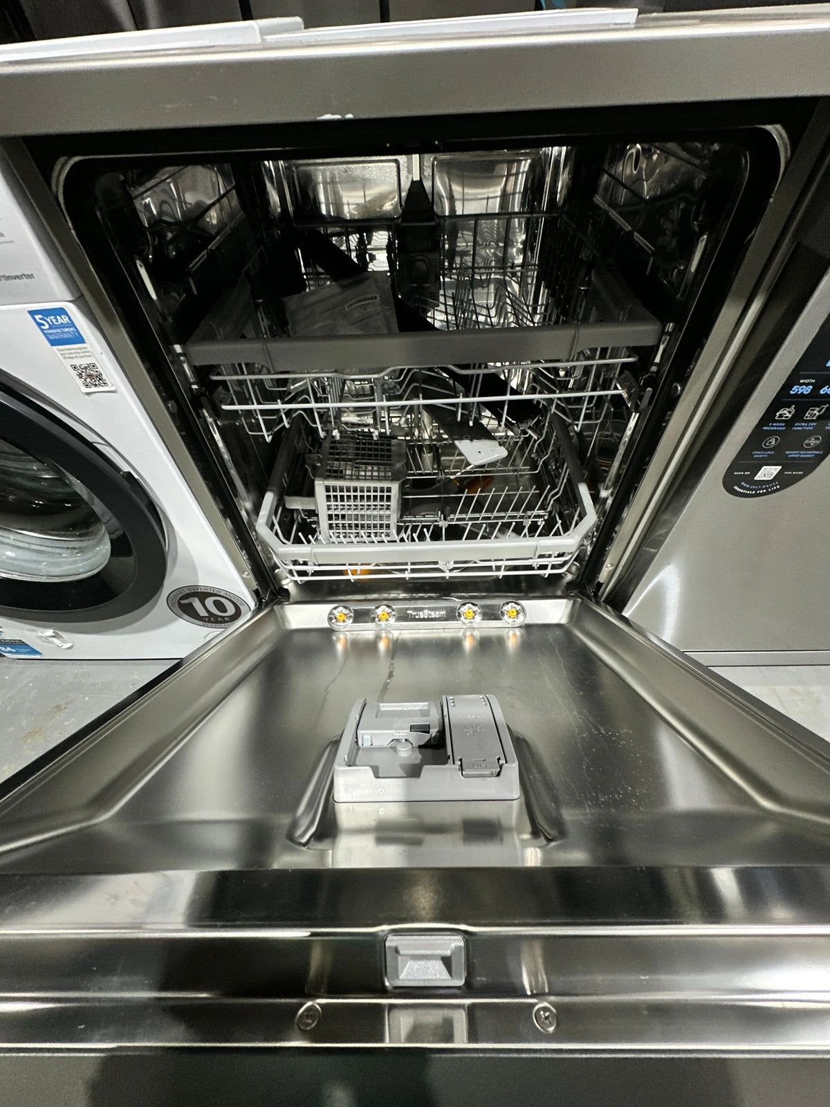 LG 15 Place Setting Dishwasher – Near New | ADELAIDE
