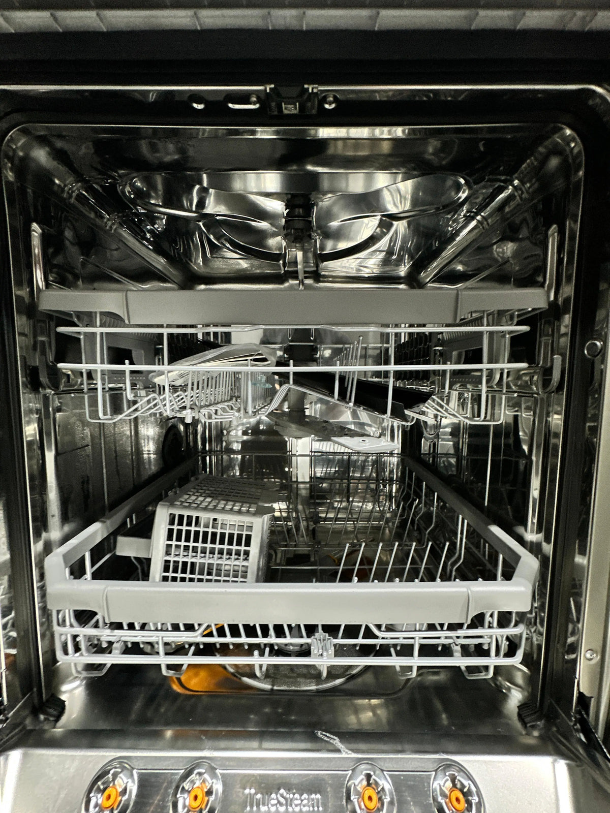LG 15 Place Setting Dishwasher – Near New | ADELAIDE