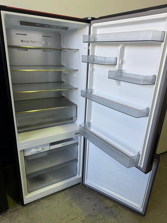 Near new condition Hisense 417 Litres Fridge Freezer | PERTH