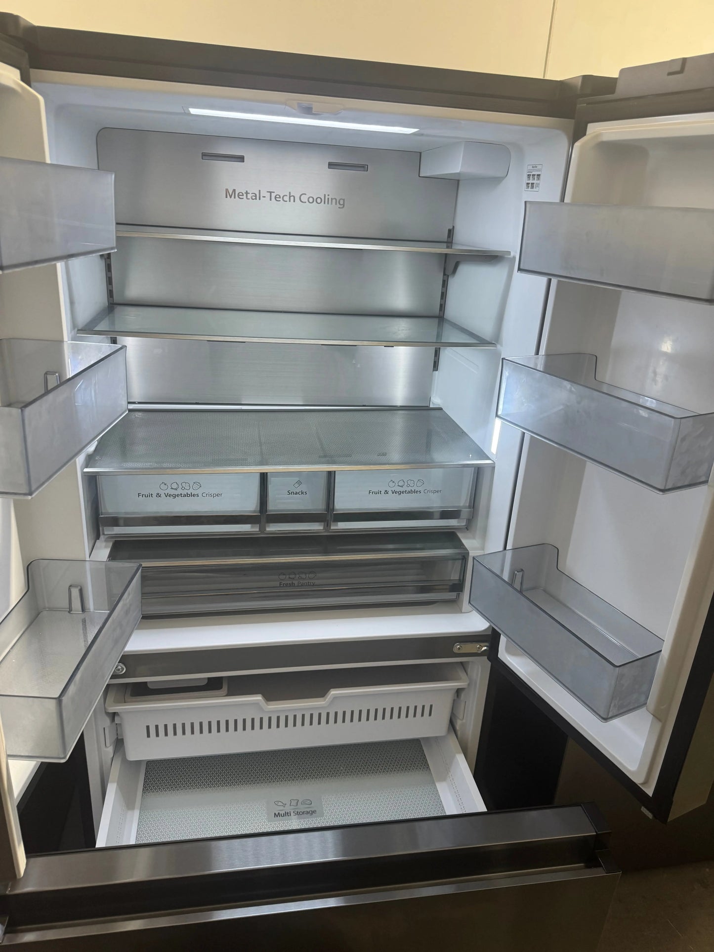 Near new condition Hisense 634 Litres Fridge Freezer | PERTH