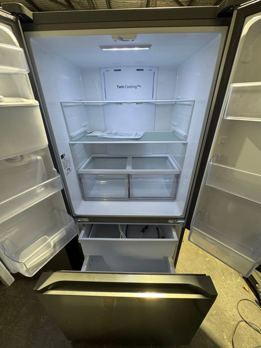Near new condition Samsung 495 litres fridge freezer | PERTH
