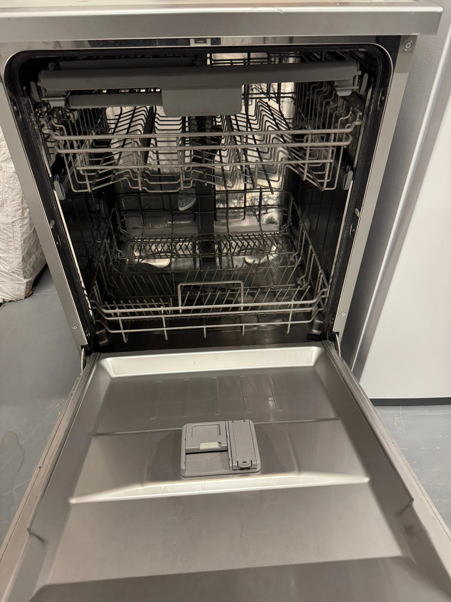 Refurbished Hisense 14 place setting Dishwasher | SYDNEY
