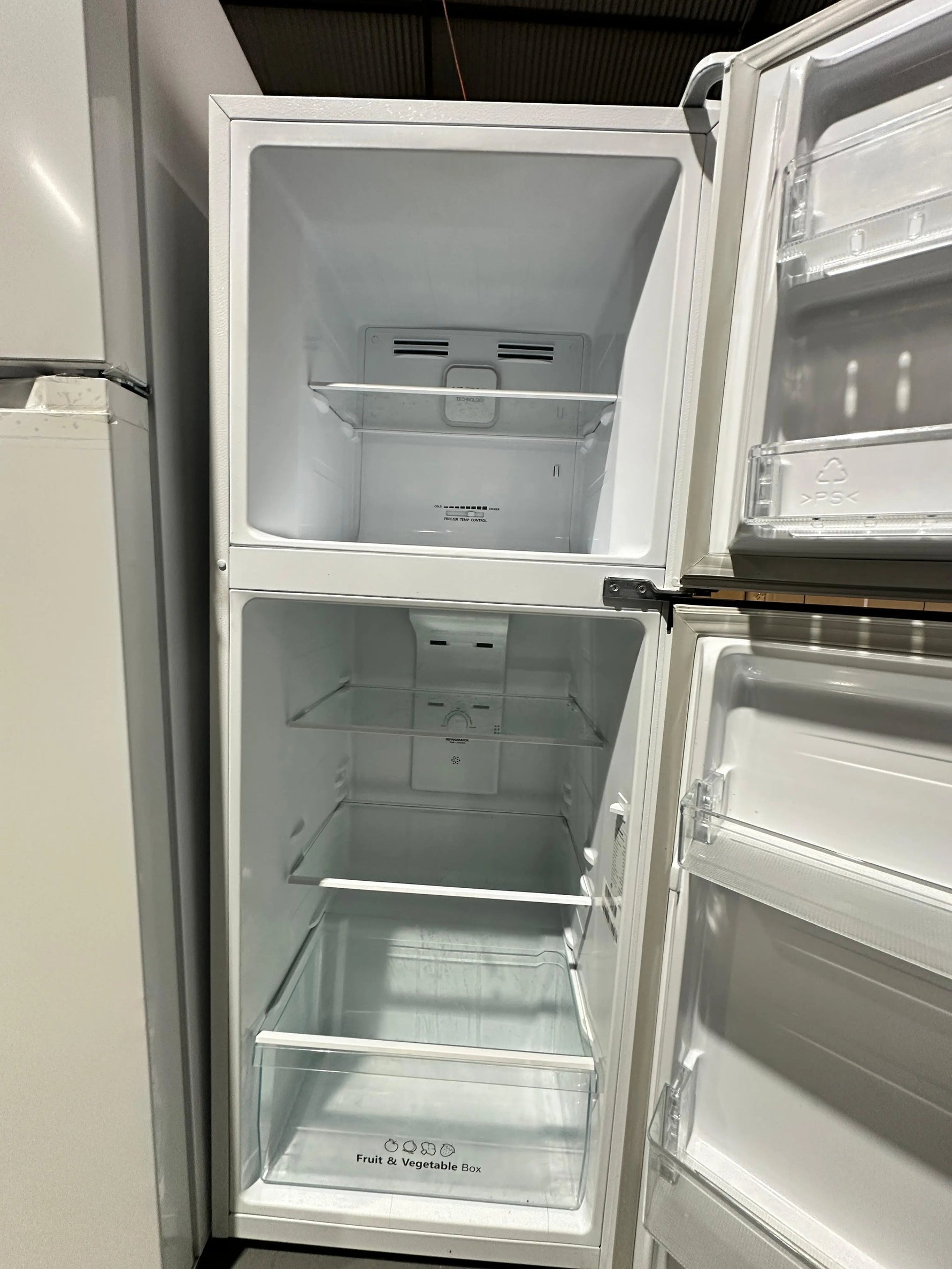 Refurbished Hisense 223L Top Mount Fridge Freezer | ADELAIDE