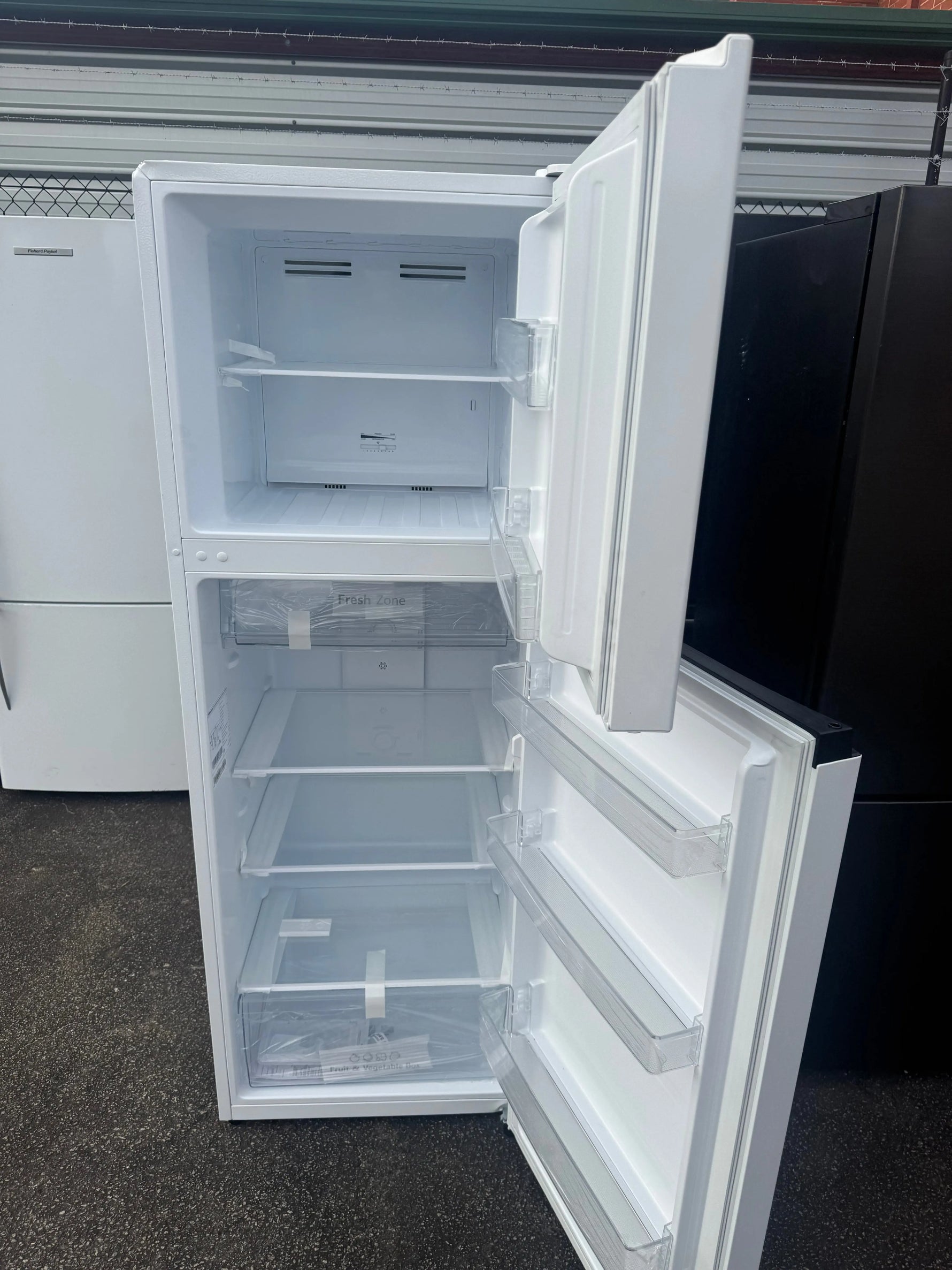 Refurbished Hisense 326 litres fridge freezer | PERTH