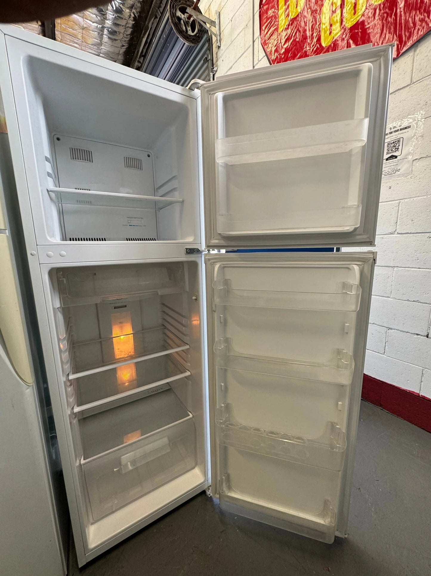 Refurbished Kelvinator fridge freezer 250 L | SYDNEY