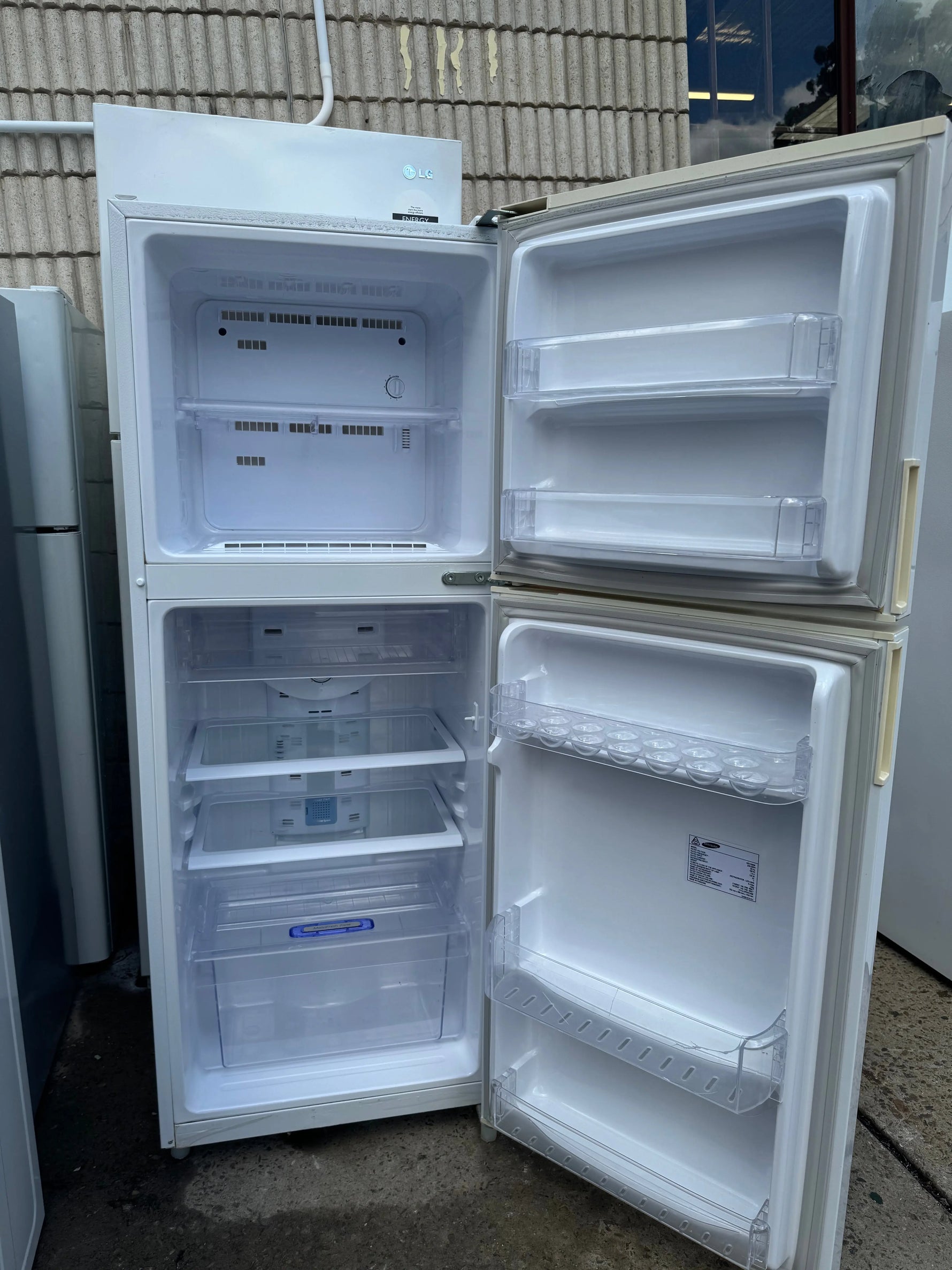 Refurbished Samsung 216 L fridge freezer | SYDNEY