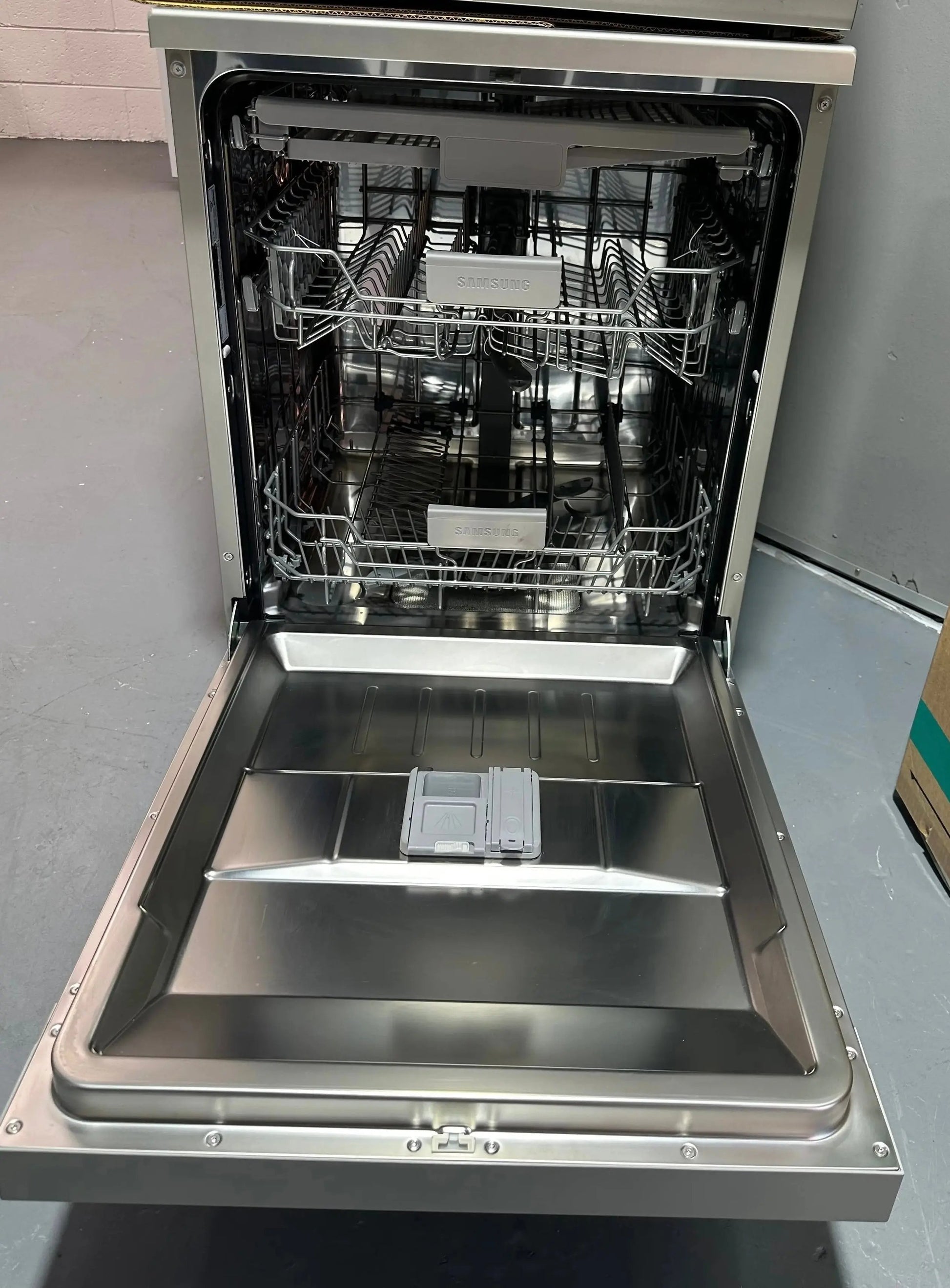 Samsung 14 place dishwasher Model no -DW60M6055FS | ALEXANDRIA