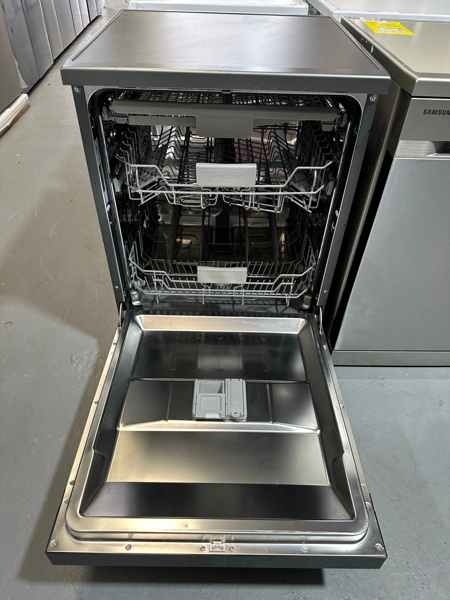 Samsung Dishwasher 14 place Model no -Dg60m6055fg | SYDNEY