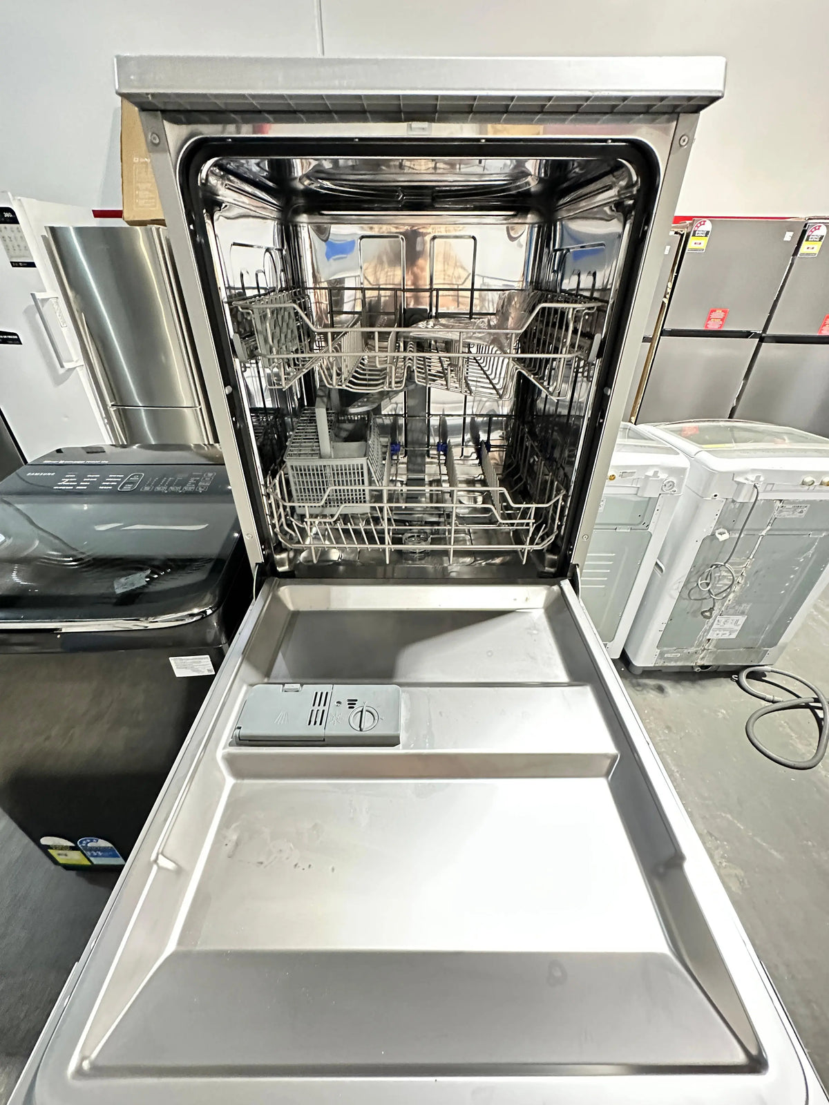 Stirling 12 Place Setting Freestanding Dishwasher – Refurbished | PERTH