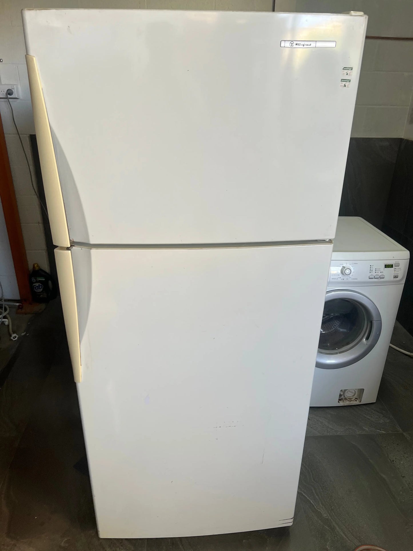 Westinghouse 416 litres fridge freezer | ADELAIDE