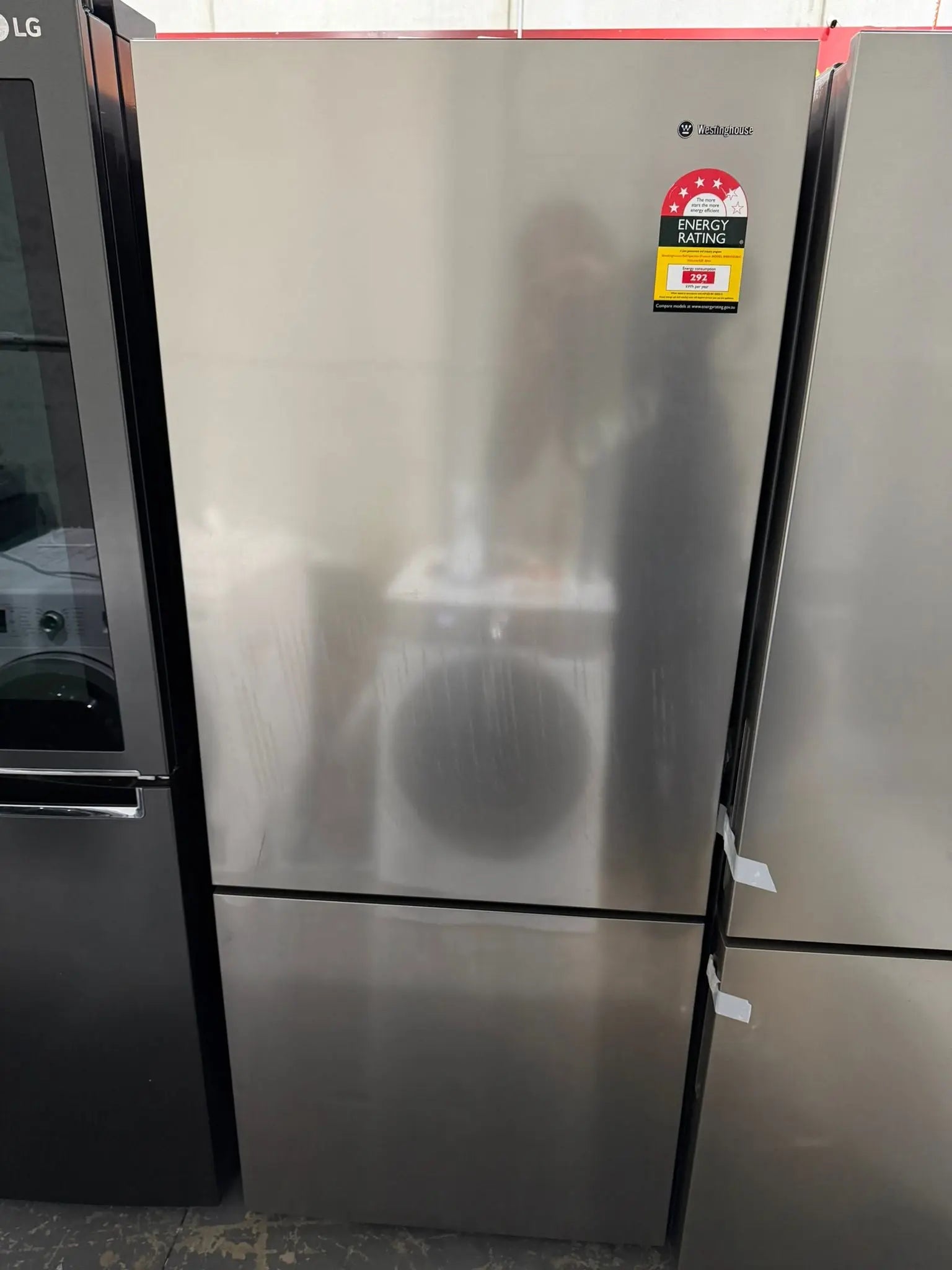 Westinghouse 425L Fridge Freezer – Factory Seconds
