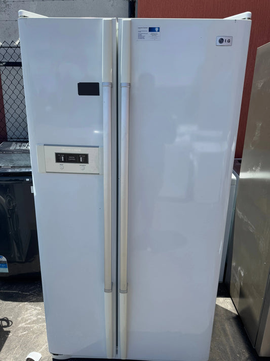 Westinghouse 442 litres fridge freezer | ADELAIDE