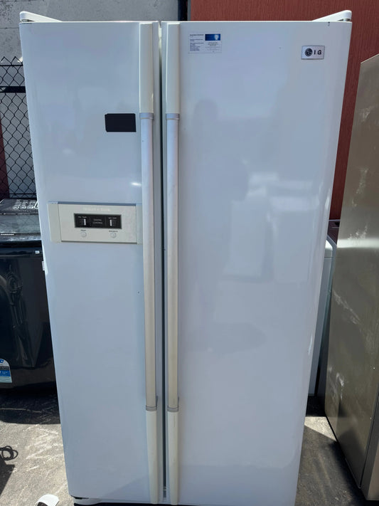 Westinghouse 442 litres fridge freezer | ADELAIDE