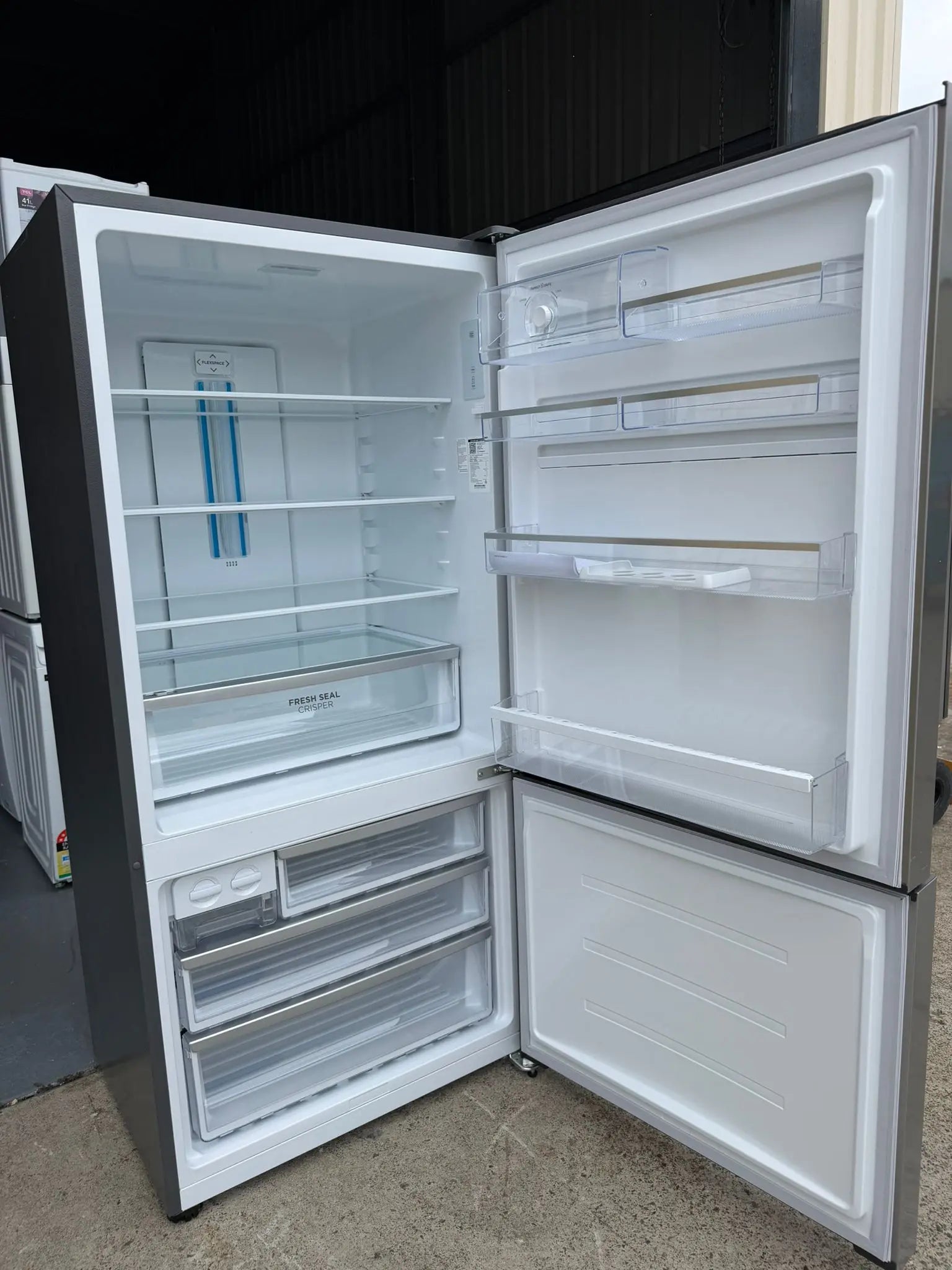 Westinghouse 592L Fridge & Hisense 10kg Washing Machine Combo – Refurbished | BRISBANE